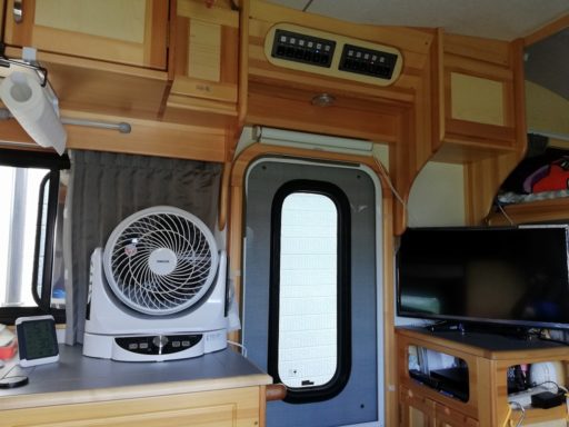DCモータ　なぜ夏の車中泊の暑さ対策には扇風機より静かなサーキュレーターなの？